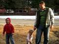 videos de Claire, Carter and Daddy Throwin' Rocks