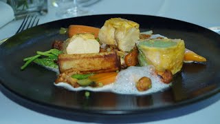 Brust & Keule von der Prignitzer Maispoularde an Pfifferlingen, Wildspargel und frittiertem Kartoffelröllchen