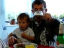 Lukynek papa s dedou rizek a okurky Lukynek papa s dedou rizek a okurky