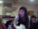 la paxi le rompe...en la cabeza del victoor xD