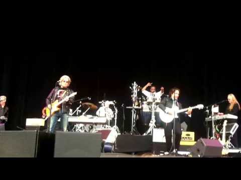 EarvinGotti - Hall & Oates performs