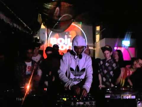 Actress - FOR PODCAST: http://bit.ly/vxoKI1 It's that elusive Actress cat we all adore, playing records in the Boiler Room (finally). This is perhaps the scariest coll...