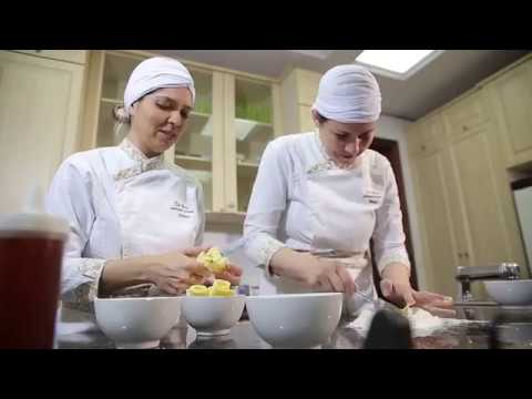 Noivas preparando algo especial para seus convidados no mesmo dia do casamento.'