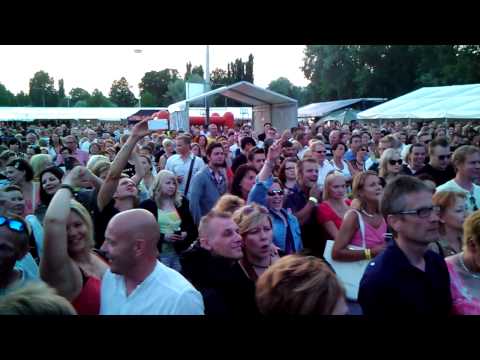 lahden yö - Lahden yöt 2013. Dingo ja Pertti Neumann esiintyy. Kamera pyörähtää 360 astetta ja näyttää valtaisan yleisömassan ja dingo-fanijoukon. Sää mitä parhain ja tu...