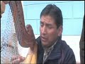 Bohemios cantando y tocando el arpa en la fiesta de Oyon en 2004