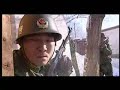 中国当局製作の、公安と｢民族分裂主義的テロリスト(＝ウイグル独立派)」との戦いを描いたプロパガンダドラマ｢新疆反恐紀実｣より。アル・カーイダの指令の下に｢テロリスト」たちを操り、また独自の宗教教育網によってウイグル人の子供らを洗脳せんとする独立派のイデオローグの自宅に対し公安の武警(武装警察)特殊部隊が急襲をかけ、そのイデオローグを逮捕してしまいます。なお、やはりここでも民族対立を起こさないための配慮なのか、特殊部隊にはウイグル人と漢人の双方がいて、イデオローグに縄をかけるのもウイグル系の公安高官です。