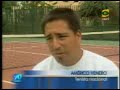 lucho horna ya es campeon en dobles, y muchos reportajes abundan en los medios sobre el tema. pero el que me quedo grabado fue este (previo a la final), el cual incluye una espectacular jugada de un ni�o luis horna (12 a�os) en un torneo junior, muy similar al que nos dio un punto importante en el choque contra los bielorusos en la puja por el grupo mundial. vayan al minuto 0:51.

synosis:
el tenis sudamericano vuelve a resurgir aquellos a�os de gloria y entusiasmo. la dupla formada por el peruano luis horna y el uruguayo pablo cuevas lograron clasificar a la gran final en dobles del torneo roland garros. ambos entrenan duro y parejo para jugar este s�bado un �ltimo encuentro que los definir�a como los campeones absolutos del abierto de francia.