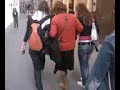...la mia prof di francese ke prende x mano nen� (appena svegliata)& lalla e le fa saltellare x tutta la strada!!!