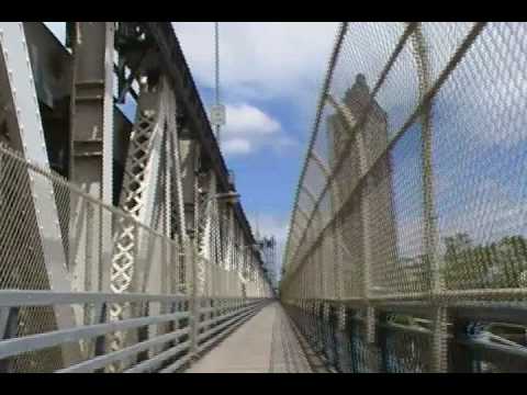 Manhattan Bridge - For more check out http://myworldtravel.weebly.com The Manhattan Bridge is a suspension bridge that crosses the East River in New York City, connecting Lower...