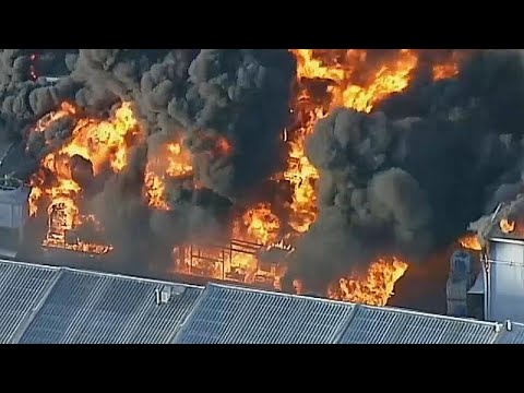 Melbourne: Lager fr Industrie-Abflle steht in Flammen