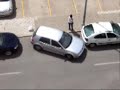 Una mujer aparcando, bueno, intentando aparcar, jeje al final y despues de docientas mil maniobras se va a buscar un lugar mas facil para aparcar, no lo consigue y vuelve, pero se va a lo facil, encima del acerado, y que mas da? No hace falta maniobras, jajaja, ¿sabrá después sacarlo de ahi? jeje