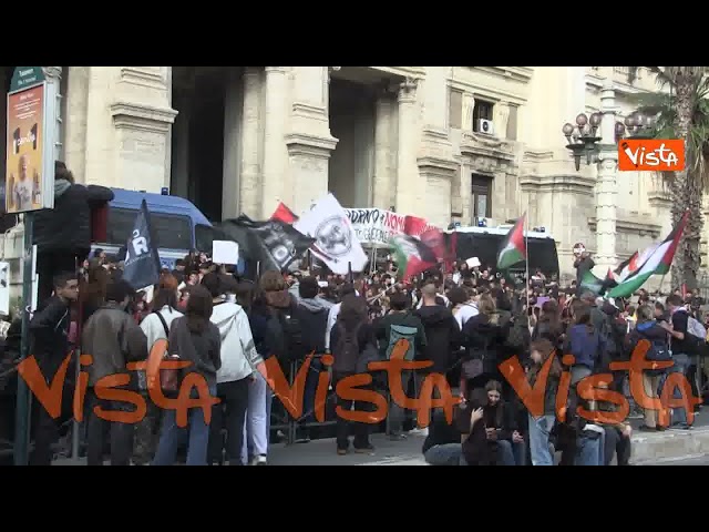 No Meloni Day, il corteo degli studenti al Ministero dell'Istruzione