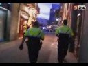 barcelona 
els mossos detenen 76 persones per tr�fic de drogues en una setmana de batudes al raval 
actualitzat a les 15:02 h   08/10/2008 

els mossos d'esquadra han iniciat una operaci� durant tot aquest mes d'octubre per desmantellar les xarxes de distribuci� de droga a petita escala al districte de ciutat vella. ja s'han detingut una vuitantena de persones. l'�ltima batuda ha estat aquesta nit mateix. els ve�ns, per�, demanen m�s contund�ncia, ja que asseguren que amb les batudes no n'hi ha prou.
la venda i el consum de droga al carrer a ciutat vella a barcelona s�n al punt de mira dels mossos d'esquadra. l'1 d'octubre van posar en marxa el 
