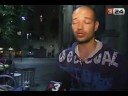 barcelona 
els mossos detenen 76 persones per tr�fic de drogues en una setmana de batudes al raval 
actualitzat a les 15:02 h   08/10/2008 

els mossos d'esquadra han iniciat una operaci� durant tot aquest mes d'octubre per desmantellar les xarxes de distribuci� de droga a petita escala al districte de ciutat vella. ja s'han detingut una vuitantena de persones. l'�ltima batuda ha estat aquesta nit mateix. els ve�ns, per�, demanen m�s contund�ncia, ja que asseguren que amb les batudes no n'hi ha prou.
la venda i el consum de droga al carrer a ciutat vella a barcelona s�n al punt de mira dels mossos d'esquadra. l'1 d'octubre van posar en marxa el 