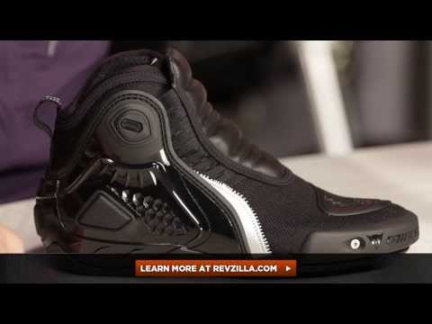 RevZillaTV - Dainese Dyno C2B Shoes Review http://www.revzilla.com/motorcycle/dainese-dyno-c2b-shoes Updated for 2013, the Dainese Dyno C2B shoes still have all the featu...