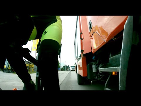 Strażak wyjaśnia rowerzyste niewidzącego ścieżki rowerowej