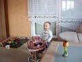 Justin schiebt Puppenwagen