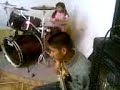 Yaqui tocando la bateria
