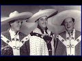 el notable tr�o los panchos nos interpreta en la voz del maestro hernando avil�s, chucho navarro y alfredo gil.

flor de azalea.

como espuma que inerte lleva el caudaloso r�o
flor de azalea la vida en su avalancha te arrastr�
pero al salvarte hallar pudiste protecci�n y abrigo
donde curar tu coraz�n herido por el dolor

tu sonrisa refleja el paso de las horas negras
tu mirada la m�s amarga desesperaci�n
hoy para siempre quiero que olvides tus pasadas penas
y que tan s�lo tenga horas serenas tu coraz�n

quisiera ser la golondrina que al amanecer
a tu ventana llega para ver a trav�s del cristal
y despertarte muy dulcemente si aun est�s dormida
a la alborada de una nueva vida llena de amor

quisiera ser la golondrina que al amanecer
a tu ventana llega para ver a trav�s del cristal
y despertarte muy dulcemente si aun est�s dormida
a la alborada de una nueva vida llena de amor...