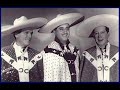 el notable tr�o los panchos nos interpreta en la voz del maestro hernando avil�s, chucho navarro y alfredo gil.

flor de azalea.

como espuma que inerte lleva el caudaloso r�o
flor de azalea la vida en su avalancha te arrastr�
pero al salvarte hallar pudiste protecci�n y abrigo
donde curar tu coraz�n herido por el dolor

tu sonrisa refleja el paso de las horas negras
tu mirada la m�s amarga desesperaci�n
hoy para siempre quiero que olvides tus pasadas penas
y que tan s�lo tenga horas serenas tu coraz�n

quisiera ser la golondrina que al amanecer
a tu ventana llega para ver a trav�s del cristal
y despertarte muy dulcemente si aun est�s dormida
a la alborada de una nueva vida llena de amor

quisiera ser la golondrina que al amanecer
a tu ventana llega para ver a trav�s del cristal
y despertarte muy dulcemente si aun est�s dormida
a la alborada de una nueva vida llena de amor...