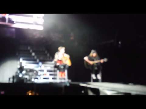 jaxon - Justin singing Fall acoustic. Jaxon and Jazzy show up on stage. so cute!!!!