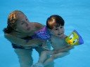 Dani  na piscina com vovo