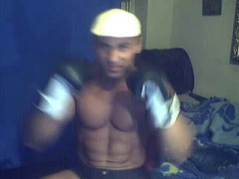 Chico Gay musculoso en la webcam