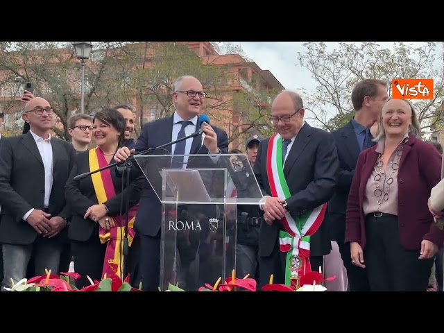 Verdone "sindaco per un giorno" inaugura area giochi a Villa Gordiani e pianta albero con Gualtieri