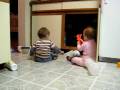 videos de Ian hits Chloe with a spoon, empties kitchen cabinet, 11 months old