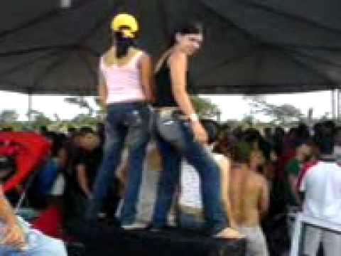 Mulheres dançando e tirando a roupa em cima da pick-up corsa