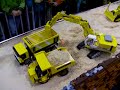 l'escavatore continua a caricare instancabile i dumper!