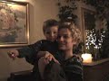 Lucas helpt met kerstboom