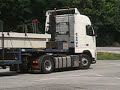 Volvo 440 transportiert Betonbinder