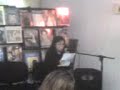 un video tomado en la noche bohemia , en la libreria porrua punta norte( el segundo circulo de sangre presentandose de nuevo. x favor comenten y klifiken¿Qué es lo que hay?Magdalena López HernándezLa oscuridad cubre mi cielo de pensamientos y la luz blanca que lo alumbra es remplazada por una luna sanguinaria que me abre los ojos a la realidad.Estoy de pie en un desierto oscuro, no hay nada a mí alrededor, una sombra se posa detrás de mi y me dice: 