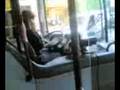 Conductora de autobus hablando por el movil