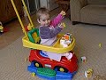 Mirte amuseert zich met blokken in loopauto Mirte amuseert zich met blokken in loopauto