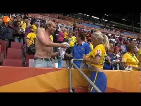 Σουηδή παίκτρια ανταλλάσει μπλούζα… (BINTEO)