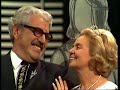 medley 70er jahre solo f�r zwei

1. willy millowitsch & heidi kabel - i love you (1970) 
(ihre fassung vom frank und nancy sinatras hit 'something stupid') 
er gibt mir zehn mark taschengeld
und sagt: kauf dir die ganze welt,
ist das nicht sch�n?

daf�r kriegt sie gleich einen schock,
schiel ich nach einem minirock,
na ist das nicht sch�n?

doch nachts zur ruh in unserem himmelbett
da sind wir wieder lieb und nett
und geben ruh.

dann r�cken wir erst mal ganz dicht
und machen wieder schummerlicht,
i love you.

doch manchmal fliegen teller und auch t�pfe
durch die bude, da� es nur so kracht.
am n�chsten tag da kaufen wir dann neue,
weil das kaufen so viele freude macht.

fast t�glich kommt er fr�h um vier 
auf socken durch die korriedort�r
na ist das nicht sch�n?

dann steht sie mit dem besen da
und schl�gt damit nach dem papa
na ist das nicht sch�n?

doch nachts in unserem himmelbett
da sind wir wieder lieb und nett
und geben ruh.

dann machen wir's genau wie sie
wie sie und sie und auch wie sie
i love you - i locve you
i love you.

2. mary & gordy - c'est la vie (1972) 
(das startransvestitenduo der 70er und 80er jahre)
c'est la vie, c'est la vie
einmal high und mal k.o.
gottseidank geht's allen so, c'est la vie.

ein reicher knopf f�hlt sich bezeugt,
er trinkt champagner, f�hrt rolls royce,
doch als er auf die nase f�llt,
da freut sich der rest der ganzen welt.

man sagt so leicht, die welt ist schlecht,
der liebe gott macht's keinem recht,
da kannst du noch so clever sein
mag es doch sein.

c'est la vie, c'est la vie
wie du denkst so kommt es nie.
take it easy, nimm es leicht,
wenn's zum gl�ck nicht reicht.

c'est la vie, c'est la vie
einmal high und mal k.o.
gottseidank geht's allen so, c'est la vie,
gottseidank geht's allen so, c'est la vie.

3. henry valentino & uschi - im wagen vor mir (1977) 

im wagen vor mir f�hrt ein junges m�dchen,
ich m�cht' gern wissen, was sie g'rade denkt.
h�rt sie denselben sender oder ist ihr radio aus,
f�hrt sie zum rendevouz oder nach haus'? 
ladda...

was will der bl�de kerl da hinter mir nur? - ist sie nicht s�ss?
ich frag' mich, warum �berholt der nicht? - so weiches haar 
der h�ngt nun schon 'ne halbe stunde st�ndig hinter mir.
nun d�mmert's schon, und der f�hrt ohne licht. - so sch�n mit neunzig!
der k�nnt schon hundert kilometer weg sein - was bin ich froh
mensch, fahr' an meiner ente doch vorbei! - ich f�hl' mich richtig wohl.
will der mich kontrollieren oder will er mich entf�hren
oder ist das in zivil die polizei?

bye bye, mein sch�nes m�dchen, gute reise!
sie hat den blinker an, hier f�hrt sie ab.
f�r mich wird in zwei stunden auch die fahrt zu ende geh'n,
doch dich mein m�dchen werd' ich nie mehr seh'n. 
ladda...

4. alice & ellen kessler - nie wieder zwilling