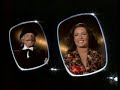 medley 70er jahre solo f�r zwei

1. willy millowitsch & heidi kabel - i love you (1970) 
(ihre fassung vom frank und nancy sinatras hit 'something stupid') 
er gibt mir zehn mark taschengeld
und sagt: kauf dir die ganze welt,
ist das nicht sch�n?

daf�r kriegt sie gleich einen schock,
schiel ich nach einem minirock,
na ist das nicht sch�n?

doch nachts zur ruh in unserem himmelbett
da sind wir wieder lieb und nett
und geben ruh.

dann r�cken wir erst mal ganz dicht
und machen wieder schummerlicht,
i love you.

doch manchmal fliegen teller und auch t�pfe
durch die bude, da� es nur so kracht.
am n�chsten tag da kaufen wir dann neue,
weil das kaufen so viele freude macht.

fast t�glich kommt er fr�h um vier 
auf socken durch die korriedort�r
na ist das nicht sch�n?

dann steht sie mit dem besen da
und schl�gt damit nach dem papa
na ist das nicht sch�n?

doch nachts in unserem himmelbett
da sind wir wieder lieb und nett
und geben ruh.

dann machen wir's genau wie sie
wie sie und sie und auch wie sie
i love you - i locve you
i love you.

2. mary & gordy - c'est la vie (1972) 
(das startransvestitenduo der 70er und 80er jahre)
c'est la vie, c'est la vie
einmal high und mal k.o.
gottseidank geht's allen so, c'est la vie.

ein reicher knopf f�hlt sich bezeugt,
er trinkt champagner, f�hrt rolls royce,
doch als er auf die nase f�llt,
da freut sich der rest der ganzen welt.

man sagt so leicht, die welt ist schlecht,
der liebe gott macht's keinem recht,
da kannst du noch so clever sein
mag es doch sein.

c'est la vie, c'est la vie
wie du denkst so kommt es nie.
take it easy, nimm es leicht,
wenn's zum gl�ck nicht reicht.

c'est la vie, c'est la vie
einmal high und mal k.o.
gottseidank geht's allen so, c'est la vie,
gottseidank geht's allen so, c'est la vie.

3. henry valentino & uschi - im wagen vor mir (1977) 

im wagen vor mir f�hrt ein junges m�dchen,
ich m�cht' gern wissen, was sie g'rade denkt.
h�rt sie denselben sender oder ist ihr radio aus,
f�hrt sie zum rendevouz oder nach haus'? 
ladda...

was will der bl�de kerl da hinter mir nur? - ist sie nicht s�ss?
ich frag' mich, warum �berholt der nicht? - so weiches haar 
der h�ngt nun schon 'ne halbe stunde st�ndig hinter mir.
nun d�mmert's schon, und der f�hrt ohne licht. - so sch�n mit neunzig!
der k�nnt schon hundert kilometer weg sein - was bin ich froh
mensch, fahr' an meiner ente doch vorbei! - ich f�hl' mich richtig wohl.
will der mich kontrollieren oder will er mich entf�hren
oder ist das in zivil die polizei?

bye bye, mein sch�nes m�dchen, gute reise!
sie hat den blinker an, hier f�hrt sie ab.
f�r mich wird in zwei stunden auch die fahrt zu ende geh'n,
doch dich mein m�dchen werd' ich nie mehr seh'n. 
ladda...

4. alice & ellen kessler - nie wieder zwilling