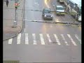 Homme traverse route, rate la mort...