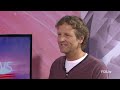 geburtstagskind franck rib�ry ist nach dem titeltriumph zu gast in den fcb news mit exklusivem film-material aus dem mannschaftsflieger.