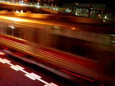 国道246号を電車が走る