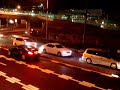 国道246号を電車が走る