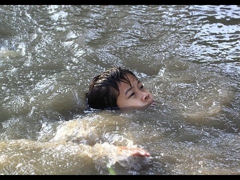 вытаскивать человека из воды в лодку во время наводнения вытаскивать человека из воды в лодку во время наводнения