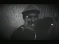 leandro sapucahy e marcelo d2 - numa cidade muito longe daqui (pol�cia e bandido)
_______________________________

� isso a� d2...o momento � de caos
a popula��o t� bolada.. muito bolada

eu tamb�m t� bolado parceiro...

numa cidade muito longe, 
muito longe daqui
que tem problemas que parecem
os problemas daqui
que tem favelas que parecem
as favelas daqui

existem homens maus
sem alma e sem cora��o
existem homens da lei
com determina��o
mais o momento � de caos
porque a popula��o
na brincadeira sinistra
de pol�cia e ladr�o
n�o sabe ao certo quem �
quem � her�i ou vil�o
n�o sabe ao certo quem vai
quem vem na contram�o
�, n�o sabe ao certo quem �
quem � her�i ou vil�o
n�o sabe ao certo quem vai
quem vem na contram�o

porque tem homem mal
que vira homem bom
porque tem homem mal
que vira homem bom
quando ele banca o rem�dio
quando ele compra o feij�o
quando ele tira pra d�
quando ele d� prote��o

porque tem homem da lei
que vira homem mal
porque tem homem da lei
que vira homem mal
quando ele vem pra atirar
quando ele caga no pau
quando ele vem pra salvar
e sai matando geral

� parceiro
e a� � que a chapa esquenta
� nessa hora que a gente v� quem � fiel
mas tanto l� como c�
ladr�o que rouba ladr�o
n�o tem acerto, � pedir terror
n�o tem perd�o
quem fala muito � x-9
e desses a gente tem de mont�o
mas o x do problema
t� na corrup��o
um dia, o bicho pegou
o coro comeu
pol�cia e bandido bateram de frente,
e a� meu cumpadre
a� tu sabe
a� foi chapa quente, chapa quente...

bateu de frente
um bandido e um
sub-tenente l� do batalh�o
foi tiro de l� e de c�
balas perdidas no ar
at� que o sil�ncio gritou
dois corpos no ch�o, que azar
feridos na mesma ambul�ncia
uma dor de matar
mesmo mantendo a dist�ncia
n�o deu pra calar

pol�cia e bandido trocaram farpas
farpas que pareciam balas
e o bandido falou:
voc� levou tanto dinheiro meu
agora vem querendo me prender
e eu te avisei voc� n�o se escondeu
deu no que deu
e a gente t� aqui
pedindo a deus pro corpo resistir
ser� que ele t� afim de ouvir?
voc� tem tanta bazuca,
pistola, fuzil, granada
me diz pra que tu
tem tanta muni��o?

� que al�m de voc�s
n�is ainda enfrenta
um outro comando, outra fac��o
que s� tem alem�o sanguin�rio
um bando de ot�rio
marrento, querendo mandar
por isso que eu t� bolado assim
eu tamb�m t� bolado sim
� que o judici�rio t� todo comprado
e o legislativo t� financiado
e o pobre oper�rio
que joga seu voto no lixo
n�o sei se por raiva
ou s� por capricho
coloca a culpa de tudo
nos homens do cambur�o
eles colocam a culpa de tudo
na popula��o

(e o bandido...)
e se eu morrer vem outro em meu lugar
(pol�cia...)
e se eu morrer v�o me condecorar
e se eu morrer ser� que v�o chorar?
e se eu morrer ser� que v�o lembrar?
e se eu morrer... (j� era)
e se eu morrer
e se eu morrer... (foi!)
e se eu morrer

chega de ser subjulgado
subtra�do, um subandido de um
sublugar, subtenente de um
subpa�s, um subinfeliz
subinfeliz..

lai�lai�lai�lai�lai�lai�lai�

subjulgado, subtra�do, 
um subandido de um sublugar, 
subtenente de um subpa�s, 
um subinfeliz..

mas essa hist�ria
eu volto a repetir

aconteceu numa cidade
muito longe daqui
numa cidade muito longe,
muito longe daqui
que tem favelas que parecem
as favelas daqui
e tem problemas que parecem
os problemas daqui
daqui
daqui 
daqui

� isso a� sapucahy..
pol�cia ou bandido?
vai saber, n�?
_______________________________