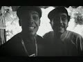 leandro sapucahy e marcelo d2 - numa cidade muito longe daqui (pol�cia e bandido)
_______________________________

� isso a� d2...o momento � de caos
a popula��o t� bolada.. muito bolada

eu tamb�m t� bolado parceiro...

numa cidade muito longe, 
muito longe daqui
que tem problemas que parecem
os problemas daqui
que tem favelas que parecem
as favelas daqui

existem homens maus
sem alma e sem cora��o
existem homens da lei
com determina��o
mais o momento � de caos
porque a popula��o
na brincadeira sinistra
de pol�cia e ladr�o
n�o sabe ao certo quem �
quem � her�i ou vil�o
n�o sabe ao certo quem vai
quem vem na contram�o
�, n�o sabe ao certo quem �
quem � her�i ou vil�o
n�o sabe ao certo quem vai
quem vem na contram�o

porque tem homem mal
que vira homem bom
porque tem homem mal
que vira homem bom
quando ele banca o rem�dio
quando ele compra o feij�o
quando ele tira pra d�
quando ele d� prote��o

porque tem homem da lei
que vira homem mal
porque tem homem da lei
que vira homem mal
quando ele vem pra atirar
quando ele caga no pau
quando ele vem pra salvar
e sai matando geral

� parceiro
e a� � que a chapa esquenta
� nessa hora que a gente v� quem � fiel
mas tanto l� como c�
ladr�o que rouba ladr�o
n�o tem acerto, � pedir terror
n�o tem perd�o
quem fala muito � x-9
e desses a gente tem de mont�o
mas o x do problema
t� na corrup��o
um dia, o bicho pegou
o coro comeu
pol�cia e bandido bateram de frente,
e a� meu cumpadre
a� tu sabe
a� foi chapa quente, chapa quente...

bateu de frente
um bandido e um
sub-tenente l� do batalh�o
foi tiro de l� e de c�
balas perdidas no ar
at� que o sil�ncio gritou
dois corpos no ch�o, que azar
feridos na mesma ambul�ncia
uma dor de matar
mesmo mantendo a dist�ncia
n�o deu pra calar

pol�cia e bandido trocaram farpas
farpas que pareciam balas
e o bandido falou:
voc� levou tanto dinheiro meu
agora vem querendo me prender
e eu te avisei voc� n�o se escondeu
deu no que deu
e a gente t� aqui
pedindo a deus pro corpo resistir
ser� que ele t� afim de ouvir?
voc� tem tanta bazuca,
pistola, fuzil, granada
me diz pra que tu
tem tanta muni��o?

� que al�m de voc�s
n�is ainda enfrenta
um outro comando, outra fac��o
que s� tem alem�o sanguin�rio
um bando de ot�rio
marrento, querendo mandar
por isso que eu t� bolado assim
eu tamb�m t� bolado sim
� que o judici�rio t� todo comprado
e o legislativo t� financiado
e o pobre oper�rio
que joga seu voto no lixo
n�o sei se por raiva
ou s� por capricho
coloca a culpa de tudo
nos homens do cambur�o
eles colocam a culpa de tudo
na popula��o

(e o bandido...)
e se eu morrer vem outro em meu lugar
(pol�cia...)
e se eu morrer v�o me condecorar
e se eu morrer ser� que v�o chorar?
e se eu morrer ser� que v�o lembrar?
e se eu morrer... (j� era)
e se eu morrer
e se eu morrer... (foi!)
e se eu morrer

chega de ser subjulgado
subtra�do, um subandido de um
sublugar, subtenente de um
subpa�s, um subinfeliz
subinfeliz..

lai�lai�lai�lai�lai�lai�lai�

subjulgado, subtra�do, 
um subandido de um sublugar, 
subtenente de um subpa�s, 
um subinfeliz..

mas essa hist�ria
eu volto a repetir

aconteceu numa cidade
muito longe daqui
numa cidade muito longe,
muito longe daqui
que tem favelas que parecem
as favelas daqui
e tem problemas que parecem
os problemas daqui
daqui
daqui 
daqui

� isso a� sapucahy..
pol�cia ou bandido?
vai saber, n�?
_______________________________