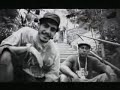 leandro sapucahy e marcelo d2 - numa cidade muito longe daqui (pol�cia e bandido)
_______________________________

� isso a� d2...o momento � de caos
a popula��o t� bolada.. muito bolada

eu tamb�m t� bolado parceiro...

numa cidade muito longe, 
muito longe daqui
que tem problemas que parecem
os problemas daqui
que tem favelas que parecem
as favelas daqui

existem homens maus
sem alma e sem cora��o
existem homens da lei
com determina��o
mais o momento � de caos
porque a popula��o
na brincadeira sinistra
de pol�cia e ladr�o
n�o sabe ao certo quem �
quem � her�i ou vil�o
n�o sabe ao certo quem vai
quem vem na contram�o
�, n�o sabe ao certo quem �
quem � her�i ou vil�o
n�o sabe ao certo quem vai
quem vem na contram�o

porque tem homem mal
que vira homem bom
porque tem homem mal
que vira homem bom
quando ele banca o rem�dio
quando ele compra o feij�o
quando ele tira pra d�
quando ele d� prote��o

porque tem homem da lei
que vira homem mal
porque tem homem da lei
que vira homem mal
quando ele vem pra atirar
quando ele caga no pau
quando ele vem pra salvar
e sai matando geral

� parceiro
e a� � que a chapa esquenta
� nessa hora que a gente v� quem � fiel
mas tanto l� como c�
ladr�o que rouba ladr�o
n�o tem acerto, � pedir terror
n�o tem perd�o
quem fala muito � x-9
e desses a gente tem de mont�o
mas o x do problema
t� na corrup��o
um dia, o bicho pegou
o coro comeu
pol�cia e bandido bateram de frente,
e a� meu cumpadre
a� tu sabe
a� foi chapa quente, chapa quente...

bateu de frente
um bandido e um
sub-tenente l� do batalh�o
foi tiro de l� e de c�
balas perdidas no ar
at� que o sil�ncio gritou
dois corpos no ch�o, que azar
feridos na mesma ambul�ncia
uma dor de matar
mesmo mantendo a dist�ncia
n�o deu pra calar

pol�cia e bandido trocaram farpas
farpas que pareciam balas
e o bandido falou:
voc� levou tanto dinheiro meu
agora vem querendo me prender
e eu te avisei voc� n�o se escondeu
deu no que deu
e a gente t� aqui
pedindo a deus pro corpo resistir
ser� que ele t� afim de ouvir?
voc� tem tanta bazuca,
pistola, fuzil, granada
me diz pra que tu
tem tanta muni��o?

� que al�m de voc�s
n�is ainda enfrenta
um outro comando, outra fac��o
que s� tem alem�o sanguin�rio
um bando de ot�rio
marrento, querendo mandar
por isso que eu t� bolado assim
eu tamb�m t� bolado sim
� que o judici�rio t� todo comprado
e o legislativo t� financiado
e o pobre oper�rio
que joga seu voto no lixo
n�o sei se por raiva
ou s� por capricho
coloca a culpa de tudo
nos homens do cambur�o
eles colocam a culpa de tudo
na popula��o

(e o bandido...)
e se eu morrer vem outro em meu lugar
(pol�cia...)
e se eu morrer v�o me condecorar
e se eu morrer ser� que v�o chorar?
e se eu morrer ser� que v�o lembrar?
e se eu morrer... (j� era)
e se eu morrer
e se eu morrer... (foi!)
e se eu morrer

chega de ser subjulgado
subtra�do, um subandido de um
sublugar, subtenente de um
subpa�s, um subinfeliz
subinfeliz..

lai�lai�lai�lai�lai�lai�lai�

subjulgado, subtra�do, 
um subandido de um sublugar, 
subtenente de um subpa�s, 
um subinfeliz..

mas essa hist�ria
eu volto a repetir

aconteceu numa cidade
muito longe daqui
numa cidade muito longe,
muito longe daqui
que tem favelas que parecem
as favelas daqui
e tem problemas que parecem
os problemas daqui
daqui
daqui 
daqui

� isso a� sapucahy..
pol�cia ou bandido?
vai saber, n�?
_______________________________