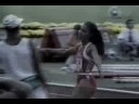 Os Jogos de Seul começaram sob o clima de emoção e de uma ovação sem precedentes, com a tocha olímpica entrando no estádio conduzida por Sohn Kee-chung, aos 75 anos e com reluzentes cabelos brancos, maior herói olímpico coreano, que 52 anos antes, com o nome de Kitei Son, ganhou a medalha de ouro na maratona representando o Japão, que ocupava militar e politicamente a Coréia naqueles tempos. A breve história de sua saga está contada nos artigos Campeões Olímpicos da Maratona e Jogos Olímpicos de Verão de 1936. O canadense Ben Johnson produziu as manchetes e o maior escândalo de doping dos Jogos e da história olímpica nos 100m rasos. Numa prova esperada com ansiedade e acompanhada ao vivo pela TV por bilhões de pessoas ao redor do mundo, Johnson derrotou seu maior adversário e mais famoso corredor da época, o norte-americano Carl Lewis, quatro medalhas de ouro nos Jogos de Los Angeles quatro anos antes, estabelecendo o recorde mundial de 9s79, marca impensável para a prova naqueles dias. Dois dias depois, o mundo perplexo tomava conhecimento de que Johnson havia sido pego no exame anti-doping pelo uso do esteróide stanozolol, sendo obrigado a devolver sua medalha de ouro -- entregue a Lewis, segundo colocado -- e recebendo a pena de dois anos de banimento do esporte. Florence Griffith-Joyner conquista três ouros nas provas de velocidade para o atletismo dos Estados Unidos. Kristin Otto, da Alemanha Oriental, é o maior nome da natação em Seul ganhando seis medalhas de ouro. Matt Biondi dos Estados Unidos conquista cinco e Janet Evans três. Pela primeira na história olímpica, as três medalhas individuais no adestramento, do hipismo, são todas ganhas por mulheres. A esgrimista sueca Kerstin Palm se torna a primeira atleta a participar de sete Jogos Olímpicos consecutivos. O norte-americano Greg Louganis conquista pela segunda vez o ouro nos saltos ornamentais, após abrir a cabeça batendo no trampolim durante um salto nas eliminatórias da prova. Seul marca a estréia do tênis de mesa, dominado pela China e pelos anfitriões, e a volta do tênis após um hiato de 64 anos. A alemã Steffi Graf, maior tenista da época e vencedora de quatro torneios profissionais do Grand Slam, é a primeira campeã olímpica feminina após o retorno. Anthony Nesty, do Suriname, é o primeiro negro a ganhar uma medalha de ouro na natação e a primeira de seu país, nos 100m borboleta. Dois halterofilistas búlgaros têm suas medalhas cassadas após darem positivo no exame anti-doping. O escândalo faz com que a delegação da Bulgária se retire dos Jogos. O último time amador de basquete norte-americano em Olimpíadas perde pela terceira vez, em 11 edições, a medalha de ouro no basquete. Nos Jogos seguintes, com a presença de atletas profissionais oficialmente permitida, passariam a participar com sua força máxima convocada na NBA e mostrariam ao mundo o dream team de Michael Jordan e Magic Johnson. Lawrence Lemieux, velejador canadense da classe Finn, estava em segundo lugar rumo a uma medalha de prata na regata final de sua classe, quando abandonou a prova para ajudar um competidor que havia caído ao mar e se afogava. Lemieux acabou chegando apenas em 22º lugar, mas foi premiado pelo COI com a Medalha Pierre de Coubertin, por seu espírito esportivo e humanitário. Foi o único condecorado desta maneira até os Jogos de 2004, quando o maratonista brasileiro Vanderlei Cordeiro de Lima receberia esta mesma comenda, por seu espírito esportivo em continuar na prova após ser jogado para fora da pista por um fanático religioso, quando liderada a maratona perto da chegada. Com mais sorte que Lemieux, Vanderlei ainda conquistou a medalha de bronze. Entre os países de língua portuguesa, Rosa Mota segue os passos do precursor Carlos Lopes e conquista, na maratona feminina, o segundo ouro da história de Portugal. Rosa já havia ganhado o bronze na mesma prova nos Jogos de Los Angeles e era a maior maratonista da época. O Brasil também bisou seu ouro de 1984, desta vez com o judoca Aurélio Miguel nos meio-pesados. (Fonte: Wikipédia). Direitos reservados dos patrocinadores. Gravação em VHS e conversão para FLV por Herminio Trujillo Filho.