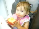 Luna Karner comiendo Duraznooo