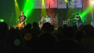 Rocková hudba pomáhala